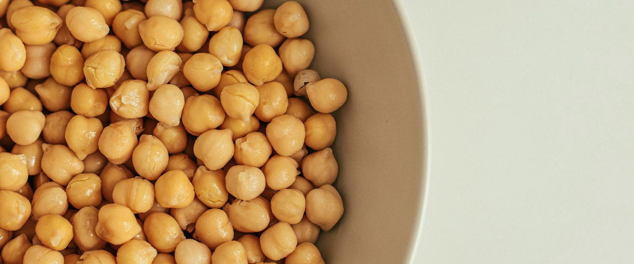 Reading Chana at ₹7,550 a Quintal: A Tight Market Trading Against a Record Buffer